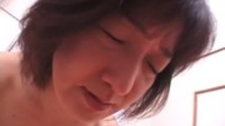 やせっぽちのアジアの女の子は、彼女の毛深いあそこでコックにフィットし、それをこぶ やせっぽちのアジアの女の子は、彼女の毛深いあそこでコックにフィットし、それをこぶ