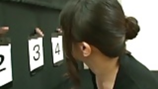 成熟した女性は変態推測ゲームを果たしている 成熟した女性は変態推測ゲームを果たしている