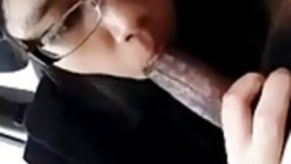 車の中で眼鏡をかけたアジアのティーンはBJのようA Proを与えます 車の中で眼鏡をかけたアジアのティーンはBJのようA Proを与えます