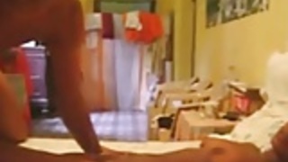 彼は狂ったように彼女の猫を食べている! 彼は狂ったように彼女の猫を食べている!