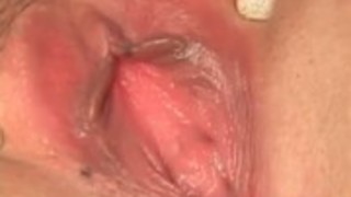 興奮アジアクローズアップでのジューシーなおまんこ穴の広がりを取得 興奮アジアクローズアップでのジューシーなおまんこ穴の広がりを取得