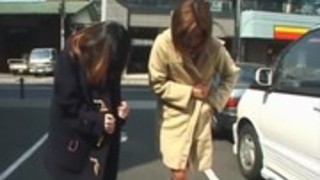 二つの野生のアジアの女の子は、公共の場で裸で歩く 二つの野生のアジアの女の子は、公共の場で裸で歩く