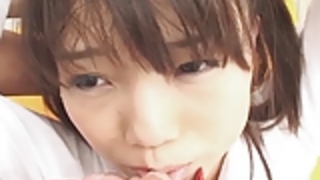 学校の制服を着た角質日本のティーンは、無修正のコックを吸う 学校の制服を着た角質日本のティーンは、無修正のコックを吸う