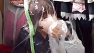 マスクでの少女はVaccuumバッグに身をシール マスクでの少女はVaccuumバッグに身をシール