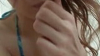 日本のかわいいアイナ梨花がひざまずいて、ディックで遊ぶ 日本のかわいいアイナ梨花がひざまずいて、ディックで遊ぶ