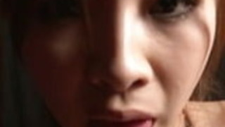 日本の十代の鈴鹿は、ハードなdにサービスを提供する彼女の膝の上に 日本の十代の鈴鹿は、ハードなdにサービスを提供する彼女の膝の上に