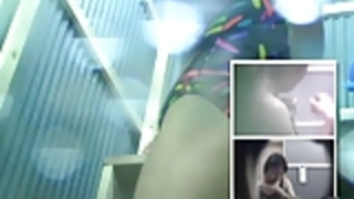 秘密のシャワールームで裸の濡れた体。 秘密のシャワールームで裸の濡れた体。