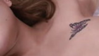 ビッグタイツーゆうは、彼女のかわいいトリミングされたオマンコにピピ ビッグタイツーゆうは、彼女のかわいいトリミングされたオマンコにピピ