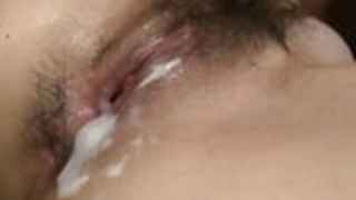 かわいいリノは、他の2人の雄鶏を激しく揺らしながらディックを弄ぶ かわいいリノは、他の2人の雄鶏を激しく揺らしながらディックを弄ぶ