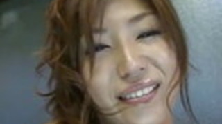 広げられた脚はピンクのバイブレーターと湿った舌をすべてラップする 広げられた脚はピンクのバイブレーターと湿った舌をすべてラップする