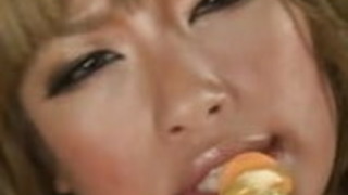 ルミカはホットピンクで彼女の大きな乳首を見せる ルミカはホットピンクで彼女の大きな乳首を見せる