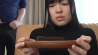 ティーンは、ケーキのぶっかけの精子を食べる ティーンは、ケーキのぶっかけの精子を食べる