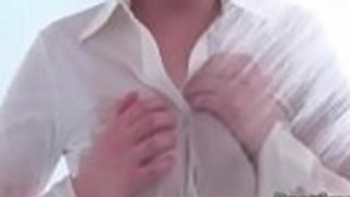 鈴木愛は生のソロで彼女の官能的な側面を披露する 鈴木愛は生のソロで彼女の官能的な側面を披露する