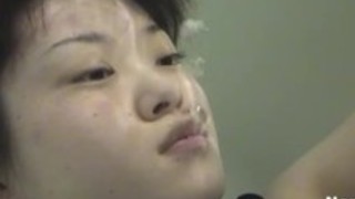 女の子は水槽に横たわり水中で彼女の能力を披露する 女の子は水槽に横たわり水中で彼女の能力を披露する