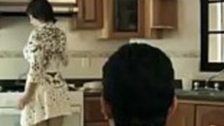 セクシーなアジアの日本人のお母さんは彼女の若い息子を性交 セクシーなアジアの日本人のお母さんは彼女の若い息子を性交