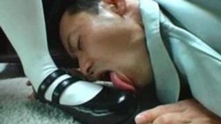 メイドさんがニーハイ美脚でM男にやりたい放題w メイドさんがニーハイ美脚でM男にやりたい放題w