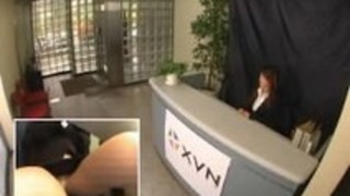 日本の労働者は、テーブルの下に指 日本の労働者は、テーブルの下に指