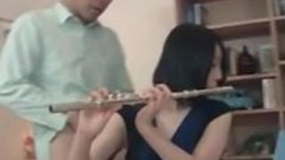 美しいアジアのミュージシャンはコキを与えます 美しいアジアのミュージシャンはコキを与えます