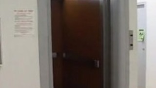 彼女は誰ですか? 彼女は誰ですか?