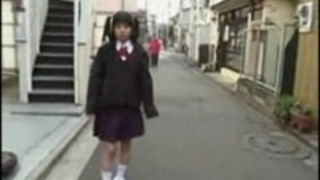 日本の女子高生は、変態がオフ得ることができます 日本の女子高生は、変態がオフ得ることができます