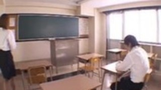 綾桜井は教室でスリットにクリームを置きます 綾桜井は教室でスリットにクリームを置きます