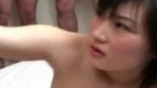 雄鶏に囲まれた素人の日本人 雄鶏に囲まれた素人の日本人