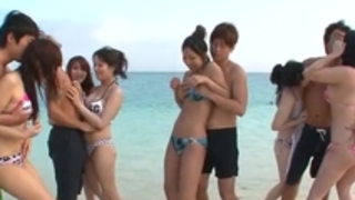 ひな前田は、ビーチでのパーティのハードコアを楽しんでいます ひな前田は、ビーチでのパーティのハードコアを楽しんでいます