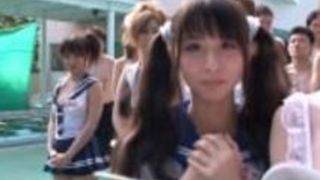 ラッキー男をgangbangingコスチューム日本人ティーン ラッキー男をgangbangingコスチューム日本人ティーン