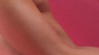 ピンクの光の中でキス日本人の女の子 ピンクの光の中でキス日本人の女の子