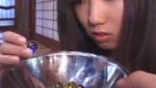 字幕日本CMNF女子高生の大理石の遊び 字幕日本CMNF女子高生の大理石の遊び