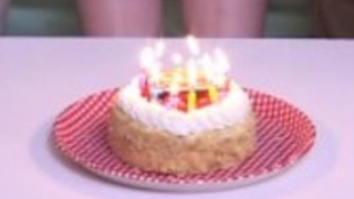 日本のティーンは彼女の誕生日に打ちました 日本のティーンは彼女の誕生日に打ちました