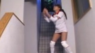 2人の男をオフ吸うスポーティな日本の女の子 2人の男をオフ吸うスポーティな日本の女の子