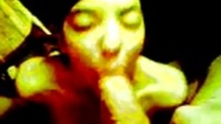 小柄アジアは吸うと彼女の顔に対して巨大なコックをたたく。 小柄アジアは吸うと彼女の顔に対して巨大なコックをたたく。