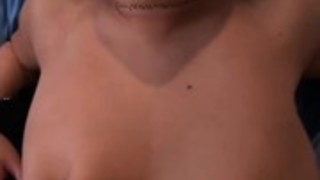 角質日本のベイブは彼女の友人に犯さハードを取得します 角質日本のベイブは彼女の友人に犯さハードを取得します