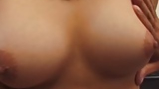 彼女の陰部が犯さ指がある間愛らしい日本のティーンは、うめき声 彼女の陰部が犯さ指がある間愛らしい日本のティーンは、うめき声