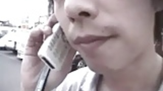 日本人の妻は彼女の短いスカートを持ち上げる