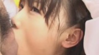 学校の制服を着た角質日本のティーンは、無修正のコックを吸う 学校の制服を着た角質日本のティーンは、無修正のコックを吸う