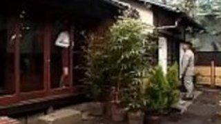 服従男を攻撃している日本の女の子 - シーン1 服従男を攻撃している日本の女の子 - シーン1