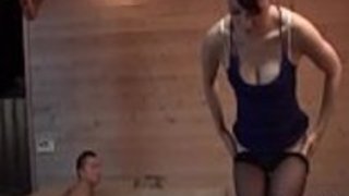 オバちゃんは、熱い男性に沿ってサウナを楽しんでいます。 オバちゃんは、熱い男性に沿ってサウナを楽しんでいます。