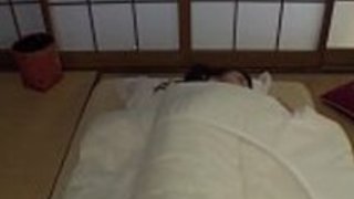 彼女の猫をカムでオナニーする裕福な幽霊のオバ - [30JAV.com]