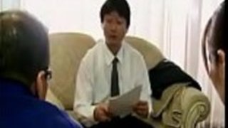 Datingsolo.com - 日本の親は家主に家賃を支払う娘を見守ることを余儀なくされた Datingsolo.com - 日本の親は家主に家賃を支払う娘を見守ることを余儀なくされた