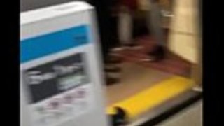 2日本の地下鉄で貧しい古い無防備な日本の男を打つクレイジーモンゴル人 2日本の地下鉄で貧しい古い無防備な日本の男を打つクレイジーモンゴル人