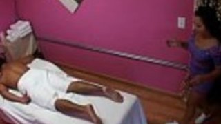 本当の日本のマッサージ師は彼女のクライアントを笑っている 本当の日本のマッサージ師は彼女のクライアントを笑っている