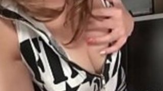 ビッグtittedアジアのベイビーひかり椎名は、ストリップとバイブレーターで遊ぶ ビッグtittedアジアのベイビーひかり椎名は、ストリップとバイブレーターで遊ぶ