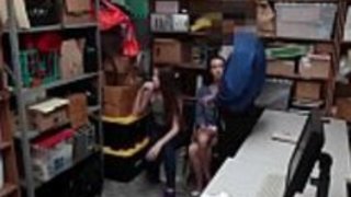 警察はパートナーと日本を犯す。容疑者はもともと盗難を拒否しているが 警察はパートナーと日本を犯す。容疑者はもともと盗難を拒否しているが