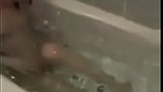 日本の女の子は指で、水浴では歯ブラシでマスターベーションする 日本の女の子は指で、水浴では歯ブラシでマスターベーションする