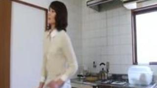 息子の若い激しい責めにより快感へとのぼりつめていく母 息子の若い激しい責めにより快感へとのぼりつめていく母