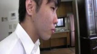 乳首が擦れて感じちゃう人妻が夫の海外赴任中に我慢できずに息子と近親SEX 乳首が擦れて感じちゃう人妻が夫の海外赴任中に我慢できずに息子と近親SEX