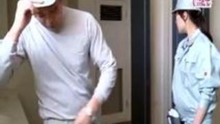 清掃員の織田玲子がトイレでベロチューからのフェラチオをしている 清掃員の織田玲子がトイレでベロチューからのフェラチオをしている