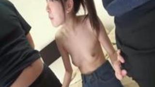 育ちのいい職場のアイドル的JKがバイト先の大人を弄って3Pセックス 育ちのいい職場のアイドル的JKがバイト先の大人を弄って3Pセックス